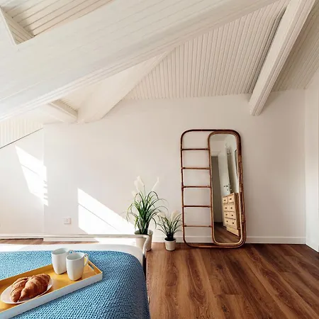 In The Sky - 150 Steps, By Myhomeincomo Appartement